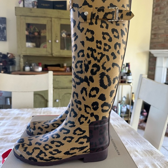 HUNTER Original Leopard Print Refined Tall Waterproof Rain Boot
Size 6 - Picture 8 of 11